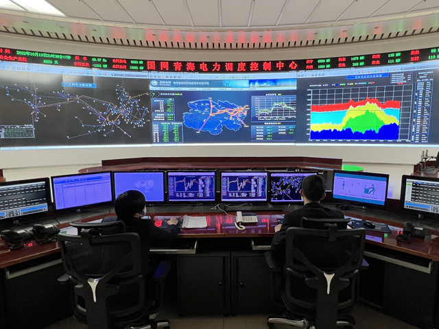 国网青海电力调度控制中心运行值班人员密切监视新能源发电情况。汪晓刚摄