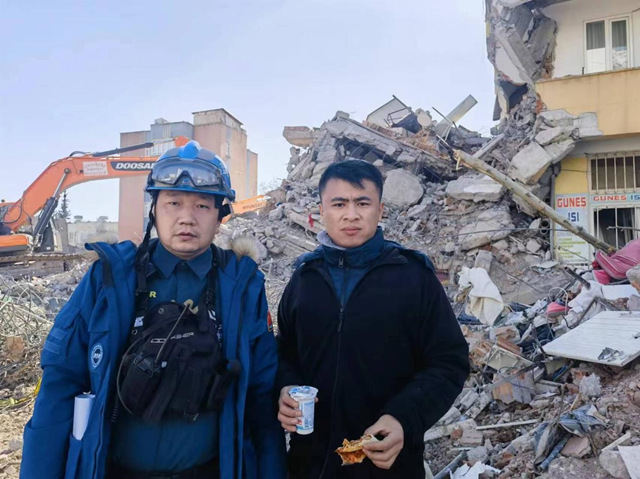 王楷博（左）與馬家耀（右）在土耳其參與救援。受訪者供圖