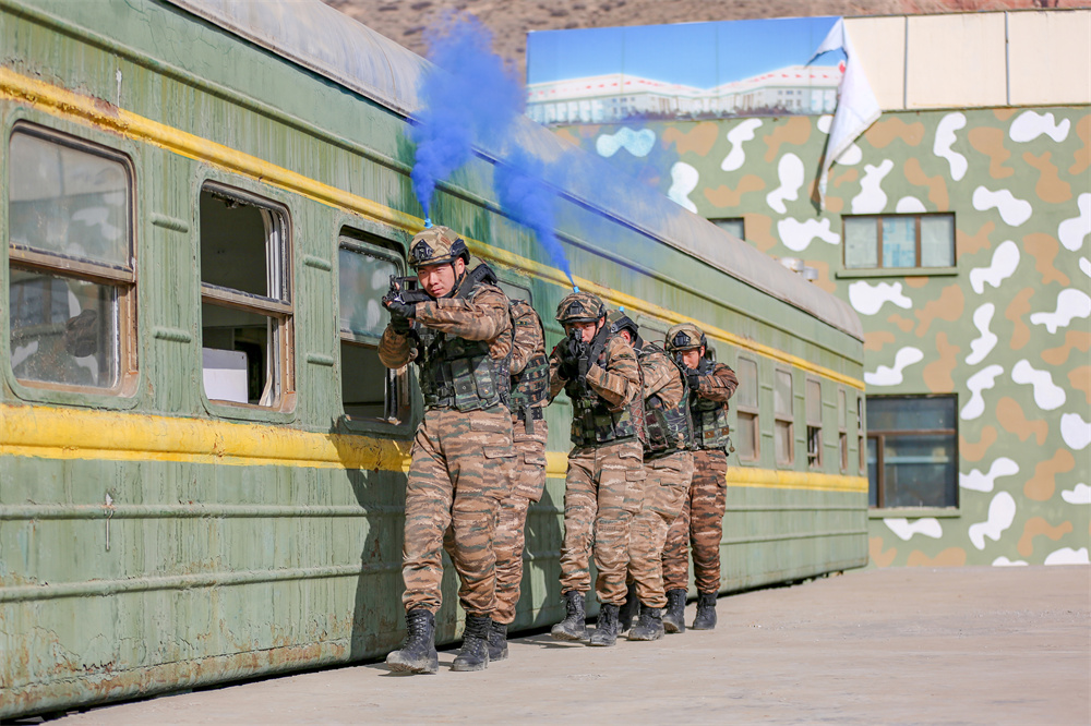 特戰隊員正在進行模擬反劫持火車紅藍對抗演練。羅元凱攝