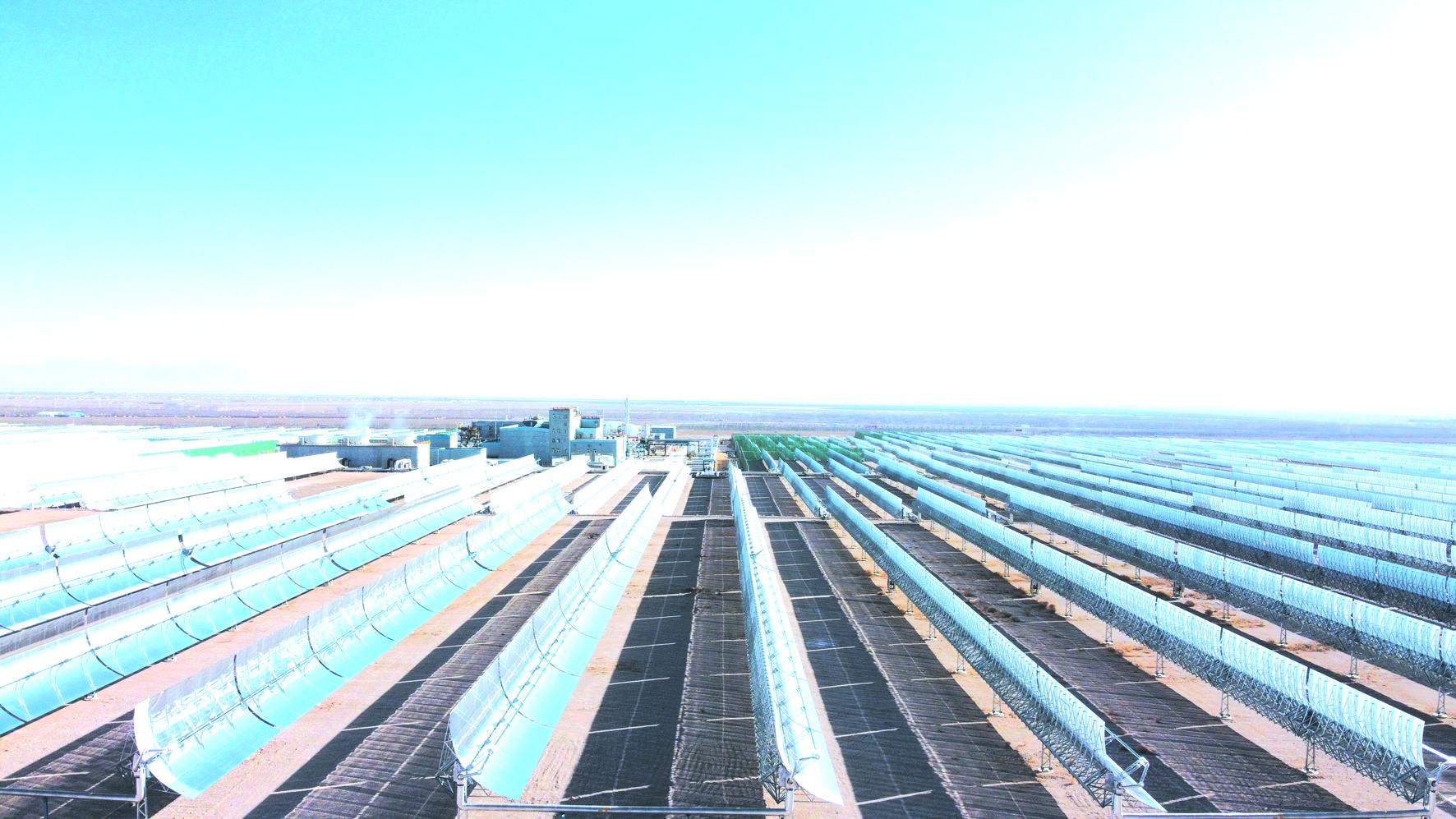 地處德令哈市的中廣核50兆瓦光熱發電場。德令哈融媒體中心供圖