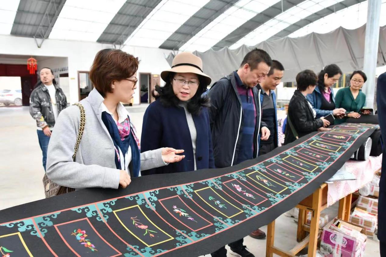 朱春雲委員（左2）調研河湟流域青繡作品展。受訪者供圖