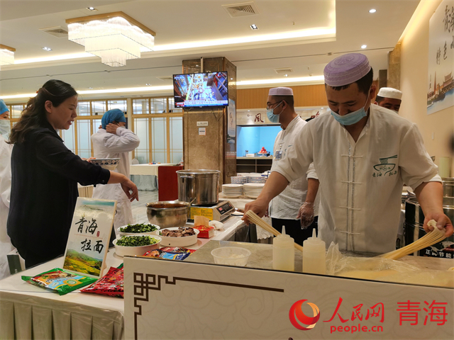 全国两会青海代表团的北京驻地餐厅，青海拉面很受欢迎。人民网 马盛楠摄