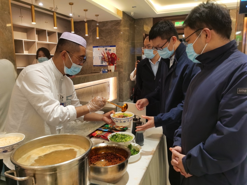 青海拉面受欢迎！人大代表排队品尝
