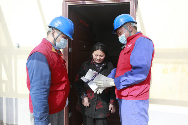 國家電網青海電力三江源（海北剛察）共產黨員服務隊隊員在果洛藏貢麻村為村民宣傳講解安全用電知識。旺瑪多杰攝