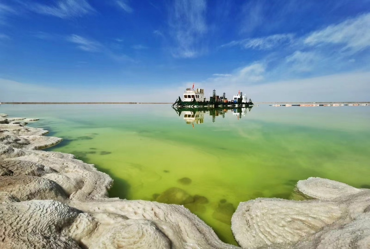 察尔汗盐湖。姜峰摄 