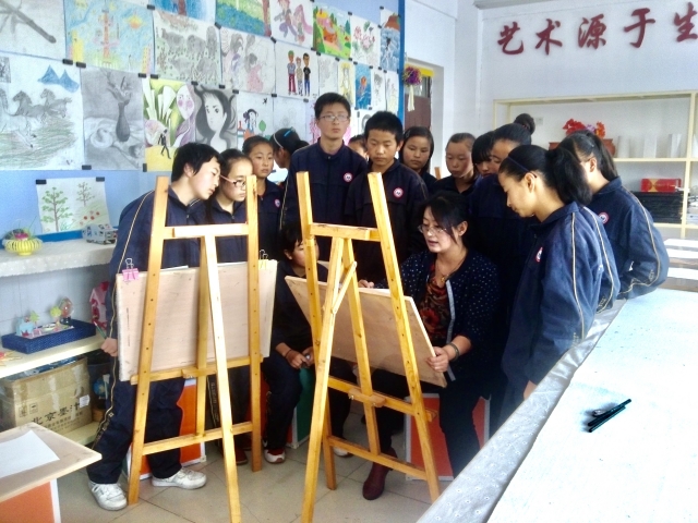 郭金萍和学生在课堂。受访者供图