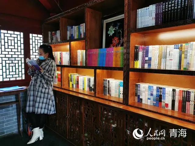 市民在西宁香水书院阅读。人民网 杨启红摄