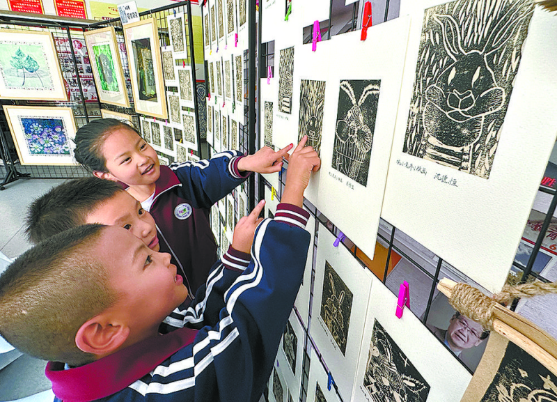 孩子们在丰富多彩的活动中迎接“六一”国际儿童节的到来。青海日报记者 王煜鹏 摄