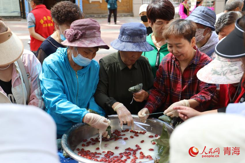 南氣象巷社區居民舉辦包粽子比賽。人民網 陳明菊攝