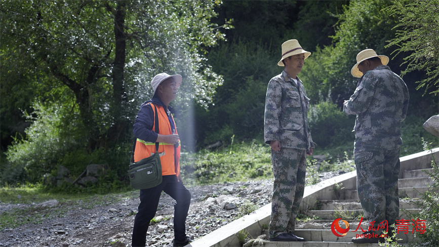 察汗河國家森林公園的生態巡護員。人民網 陳明菊攝