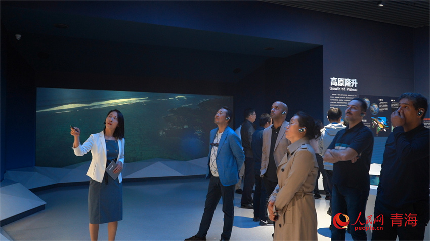 第十一屆亞信智庫論壇參會嘉賓前往青海省自然資源博物館，體驗感受生態保護成效。人民網 陳明菊攝