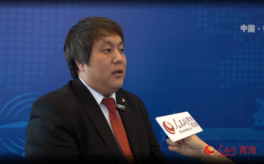 蒙古国驻华大使馆参赞满都呼接受记者采访。人民网 陈明菊摄