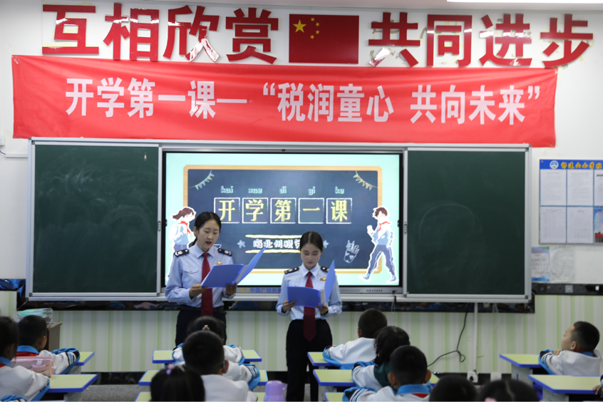 海北州税务局税务干部向同学们讲述大禹治税的故事。赵久龙摄