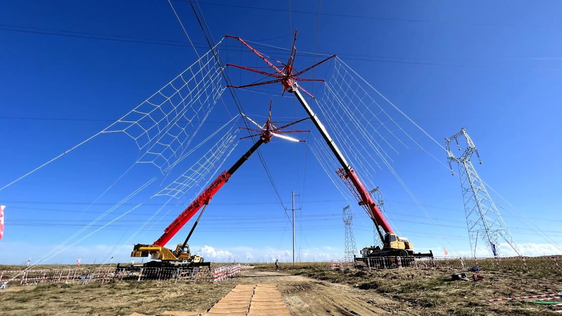 采用“移动式伞形跨越架”施工工艺对35千伏带电线路进行跨越施工。汪晓刚摄