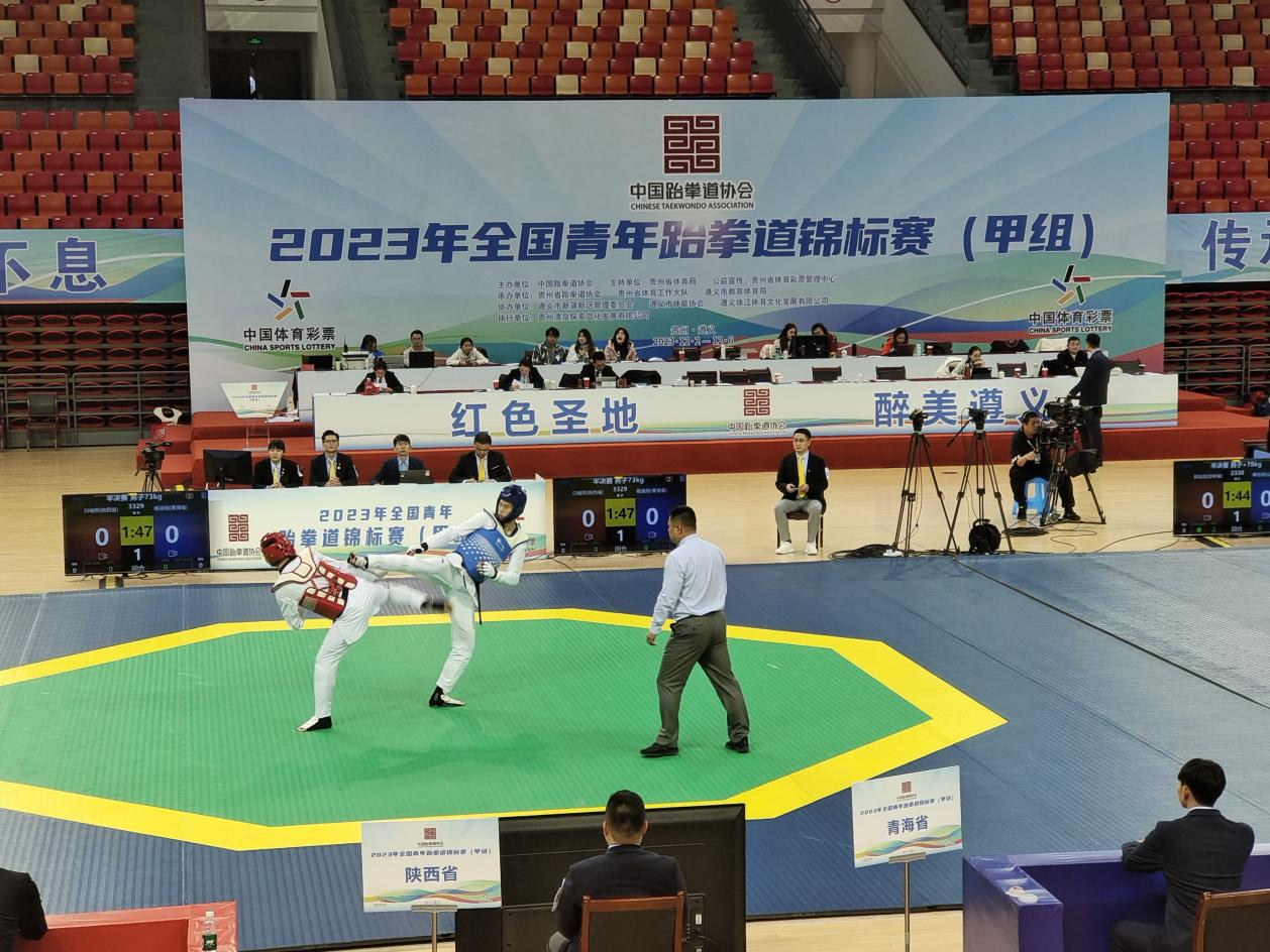 青海運動員楊凌剛（藍色護具）在比賽中。青海省體育局供圖