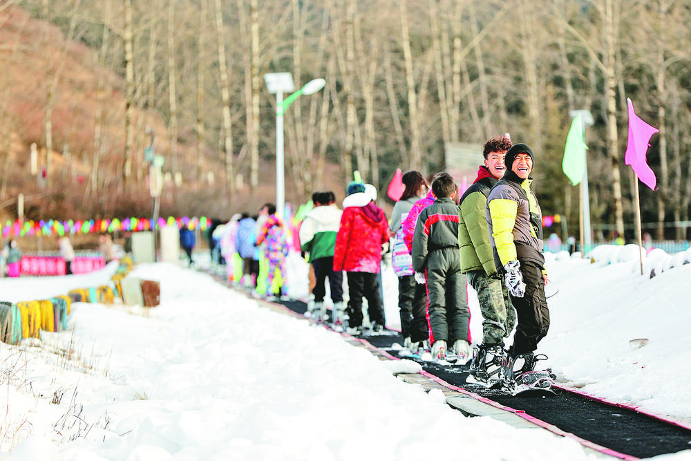 12月9日，在西宁市大通回族土族自治县东峡镇康乐村的康乐山庄滑雪场内，滑雪爱好者们在这里亲近自然，体验滑雪乐趣。青海日报记者 陆广涛摄