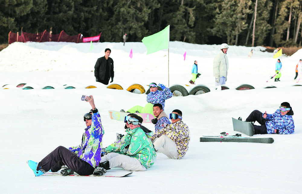 12月9日，在西宁市大通回族土族自治县东峡镇康乐村的康乐山庄滑雪场内，滑雪爱好者们在这里亲近自然，体验滑雪乐趣。青海日报记者 陆广涛摄