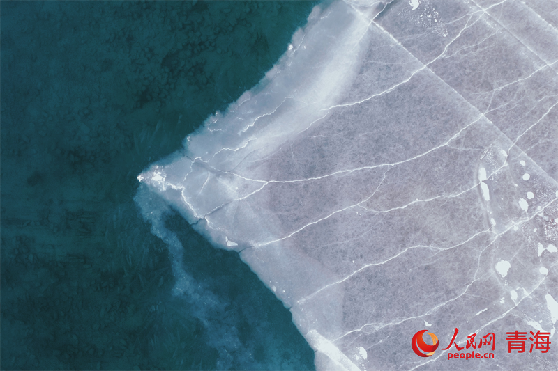 冬日青海湖 碎冰漂浮在湖面。人民網 況玉攝