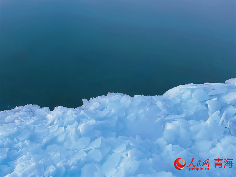青海湖岸邊逐漸結凍。人民網 況玉攝