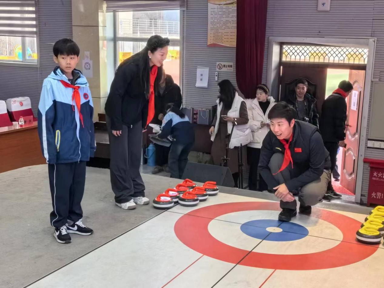 Curling movement into the campus to help students ＂Ice and Snow Dream＂