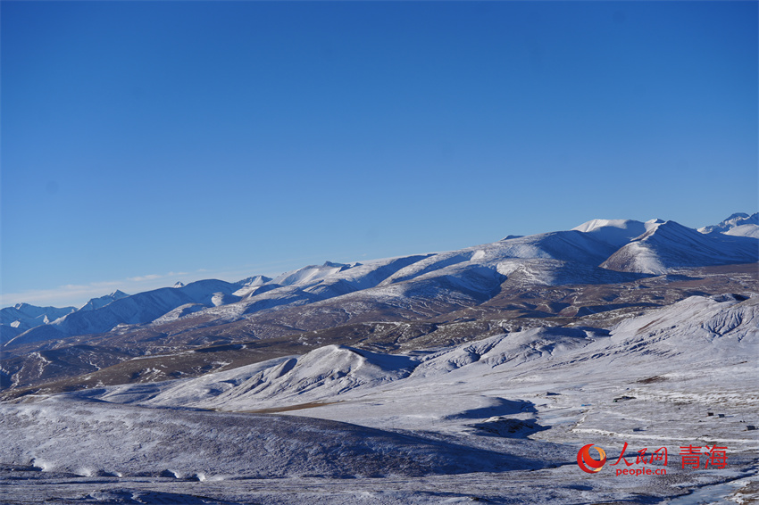玉树藏族自治州杂多县境内拍摄的雪山。人民网 陈明菊摄