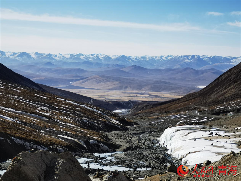 冬日的崗什卡雪峰盡顯蒼涼壯美。人民網 白波攝