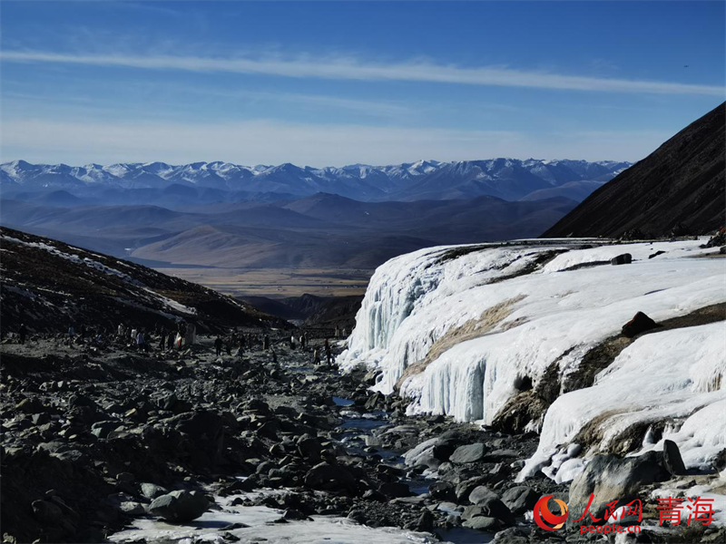 游客打卡古老冰川。人民網 白波攝