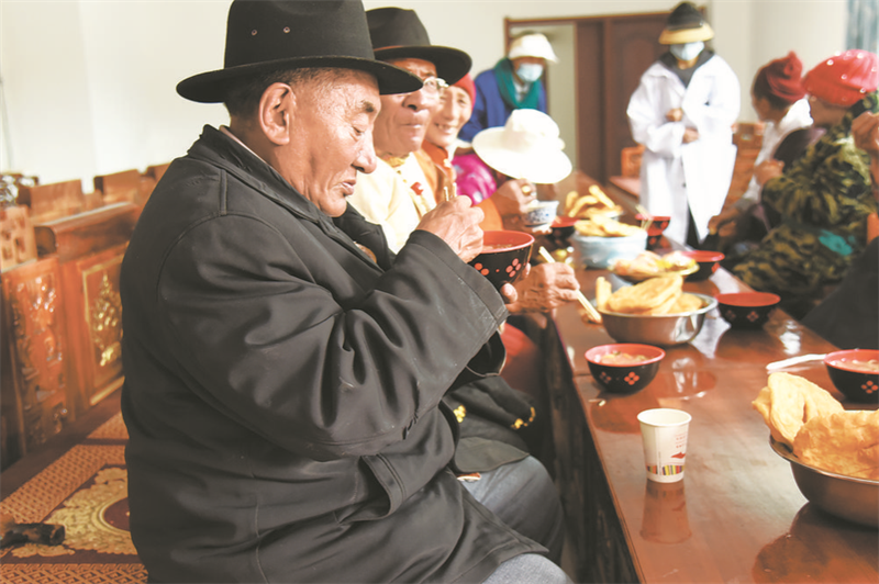老人们在养护员食堂就餐。受访者供图