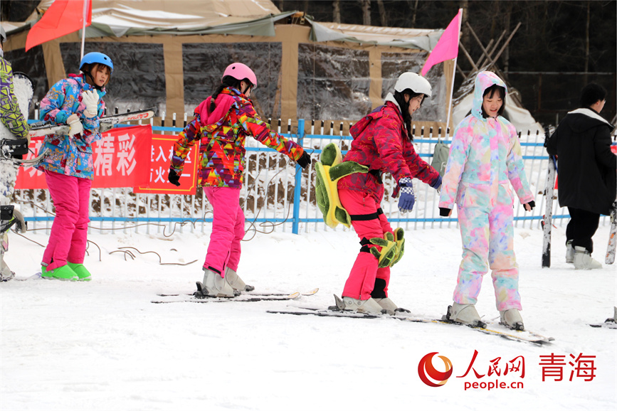游客正在大通康乐滑雪场体验冰雪乐趣。人民网 陈明菊摄
