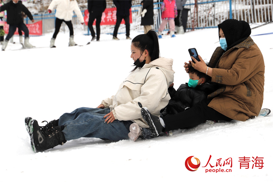 游客乐享冰雪季。人民网 陈明菊摄