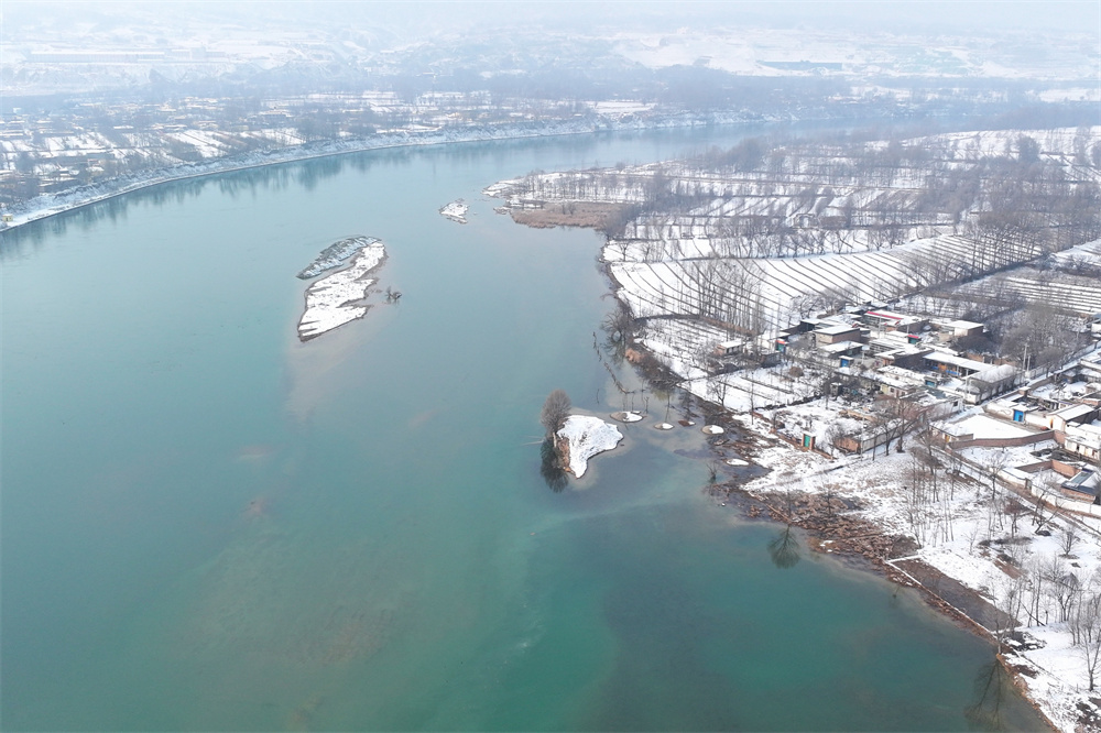 雪落化隆黃河岸畔。李玉峰攝