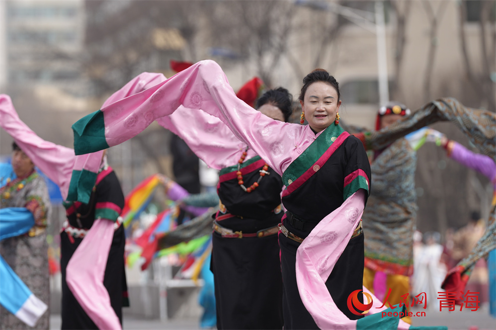 西宁优秀社火集中巡演藏族舞蹈表演。人民网记者 甘海琼摄