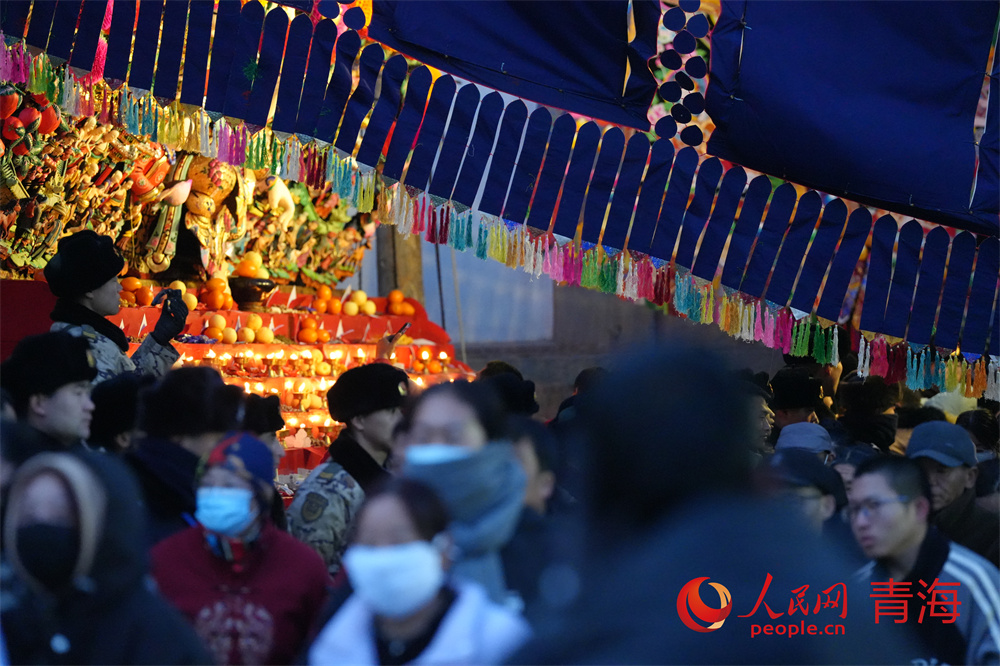 2月24日，青海湟中塔爾寺酥油花燈節游客排隊觀展。人民網記者 甘海瓊攝 (4)