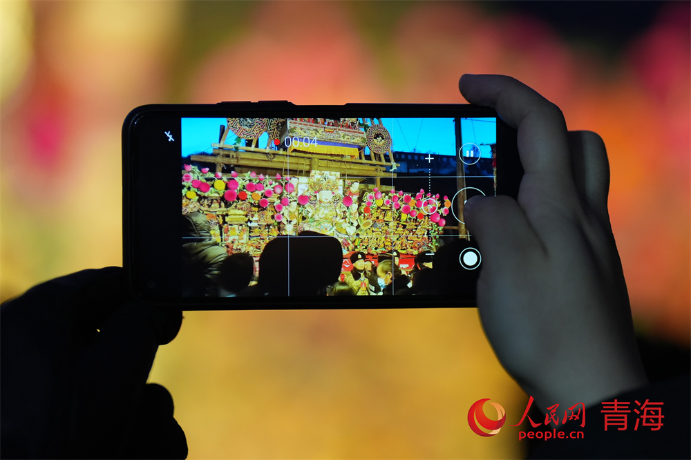 游客在酥油花前拍照。人民网记者甘海琼摄