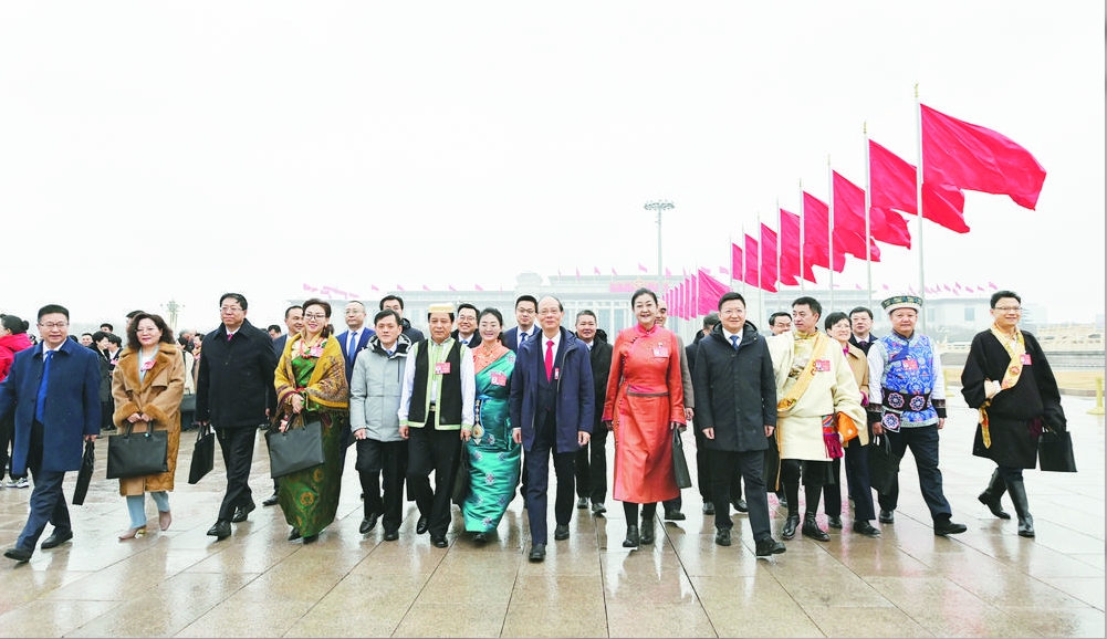 青海省全国人大代表出席十四届全国人大二次会议开幕会