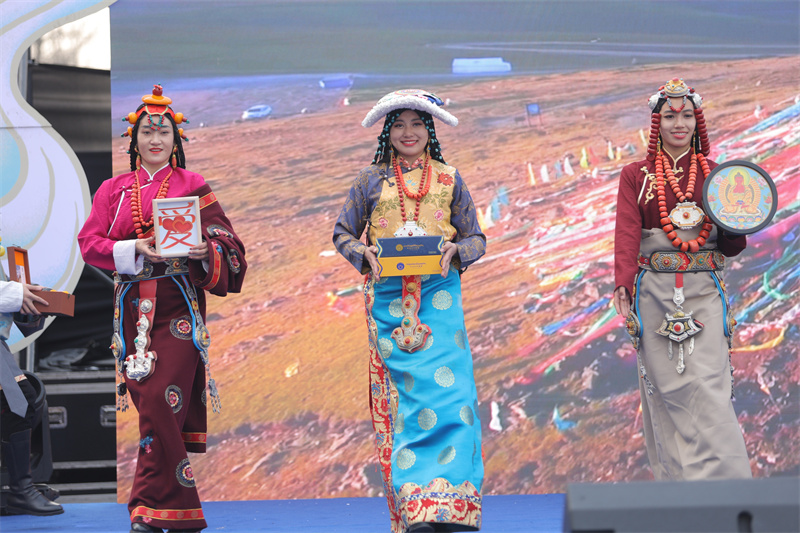 民族服飾及特色文化產品展示。果洛州委宣傳部供圖