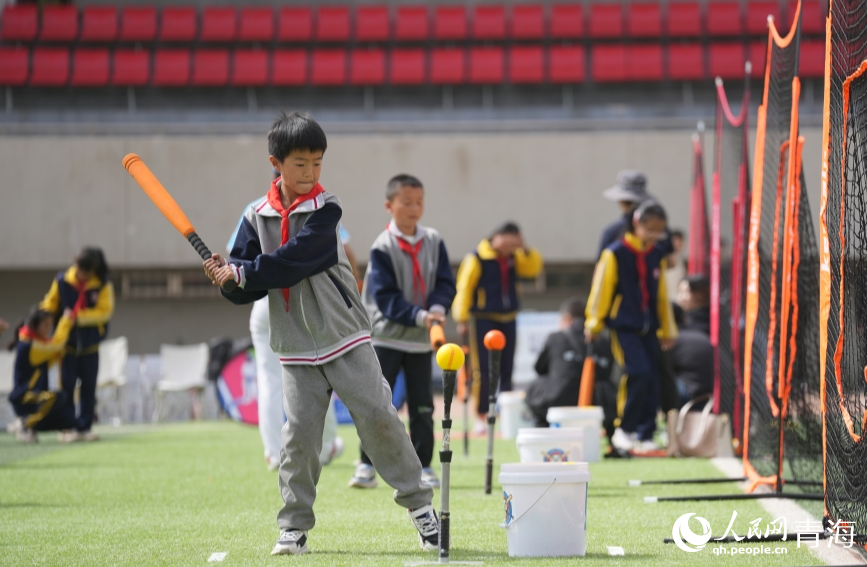 孩子們揮杆擊球。人民網 陳明菊攝