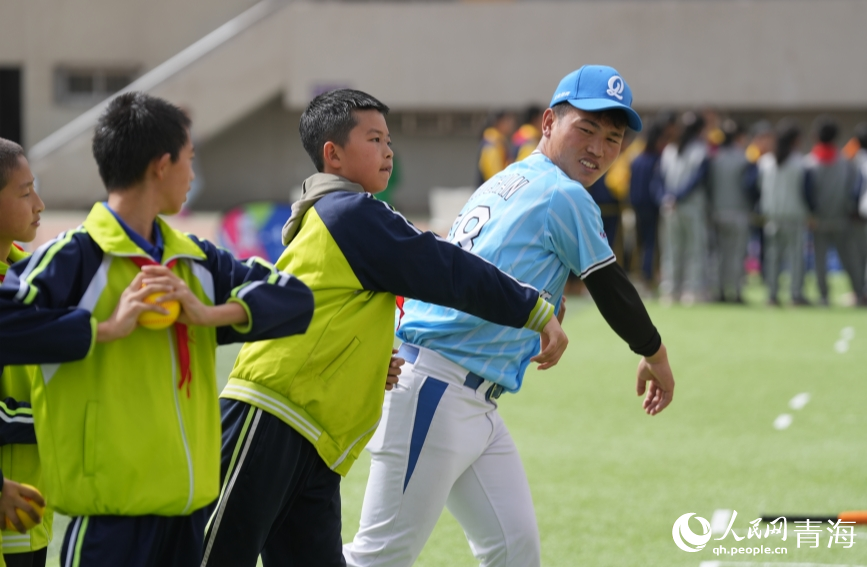 练习掷球。人民网 陈明菊摄