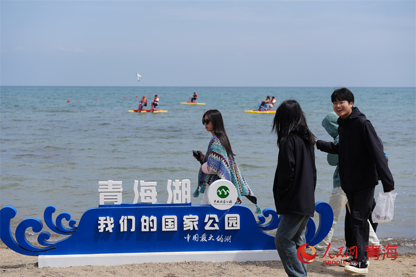 游客暢玩青海湖景區。人民網 陳明菊攝