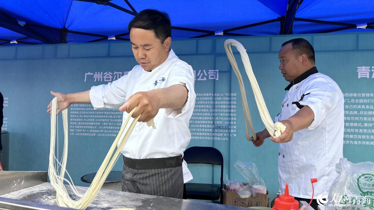 青海拉面展銷。人民網 陳明菊攝
