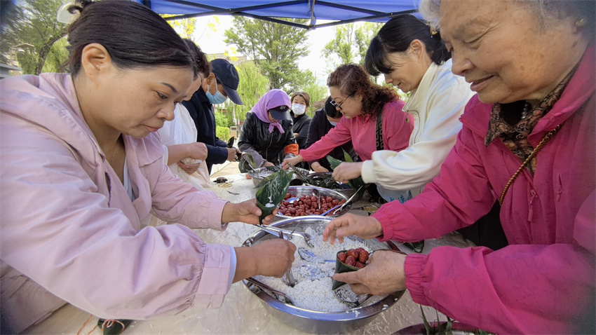 包粽子大赛。城西区委宣传部供图