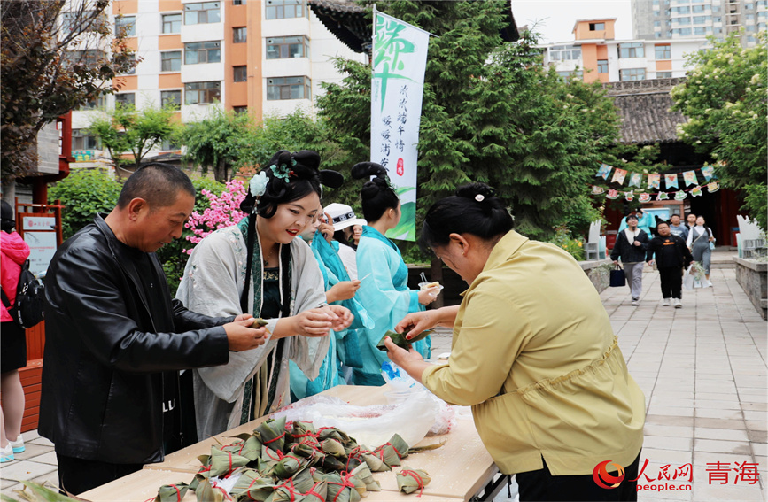 市民学习包粽子。人民网 顾斐菲摄