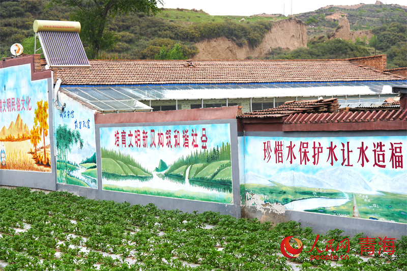 村裡的文化牆。人民網記者 甘海瓊攝