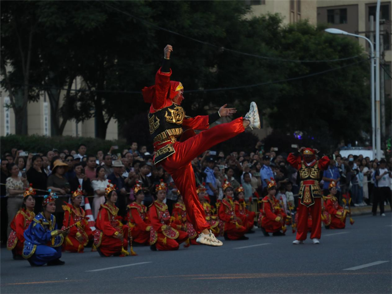 民俗舞蹈《霸王鞭》。李昊摄