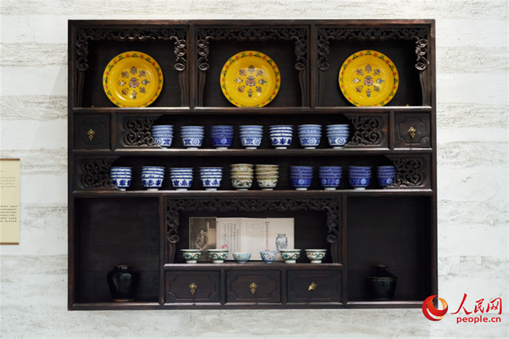 “同仓”体验馆内展示的景德镇陶瓷，不少藏族民居的橱柜中会摆放景德镇瓷器。人民网记者 马天翼