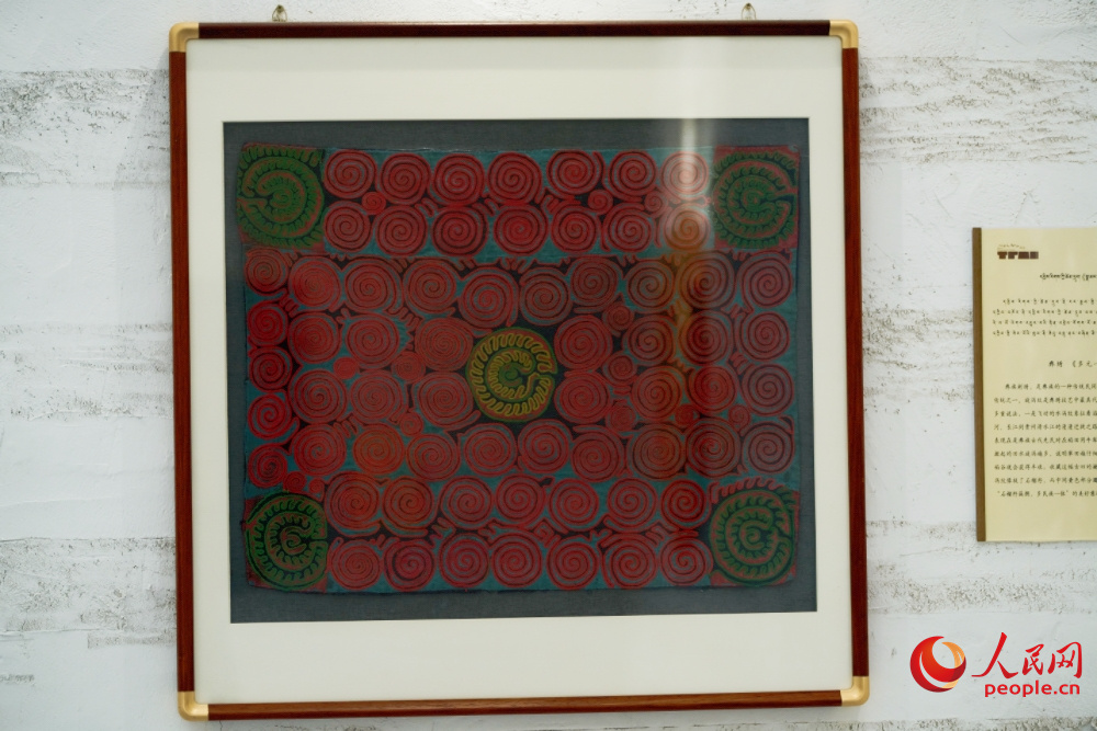 “同仓”体验馆内展示的彝绣作品。人民网记者 马天翼摄