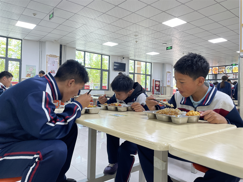 学生们在果洛西宁民族中学的食堂就餐