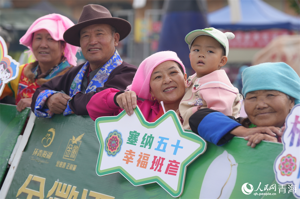 沿途群众夹道欢迎车队。人民网 陈明菊摄