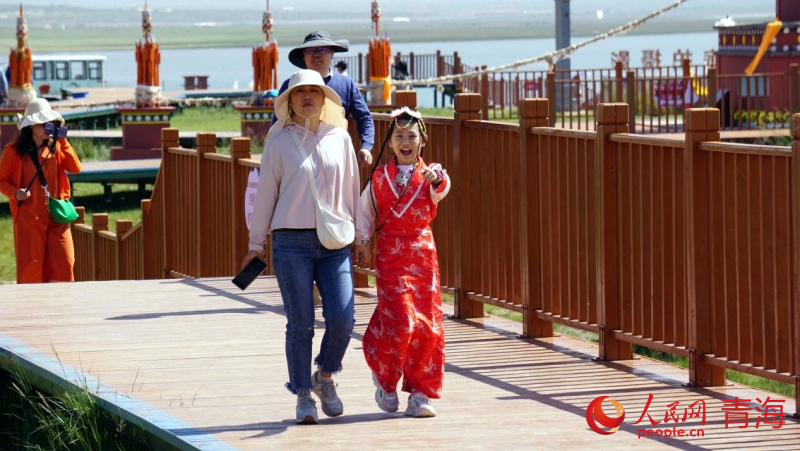 游客體驗民族服飾。人民網 況玉攝