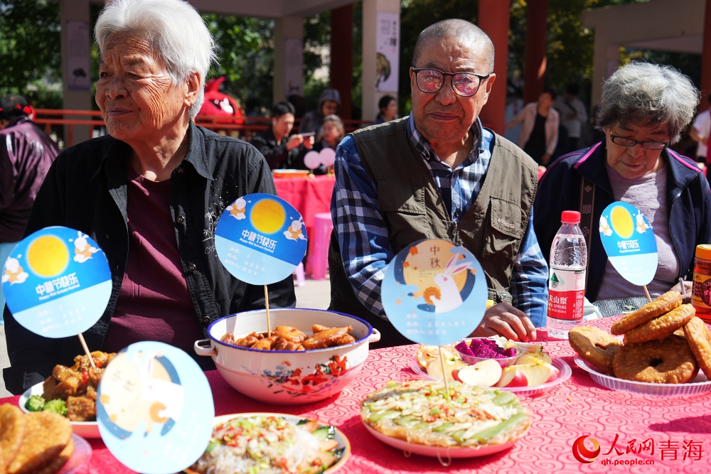 幸福宴席。人民网 陈明菊摄